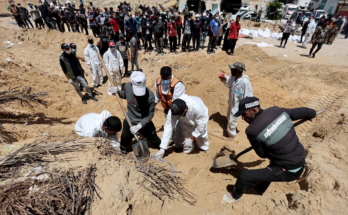 Почти 200 тел нашли в братских могилах в Хан-Юнисе в секторе Газа